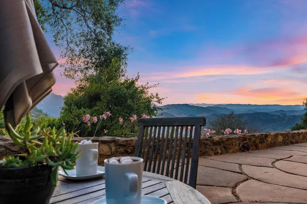 Sleeps 10, Luxe 2 Homes Malibu Hills Retreat Cielo Estate by Avantstay