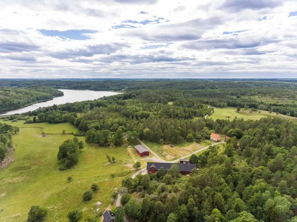 Three Bedroom Farm Cottage Lake Access and Free Boat