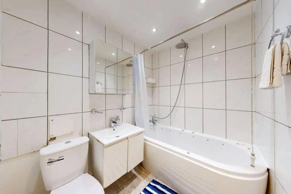 Super 2 Bed House with Privategarden