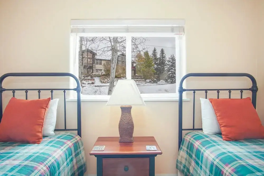 #215a-great Location on the Bike/ski Path With Garage: 10 Minute Walk to Town & Lifts