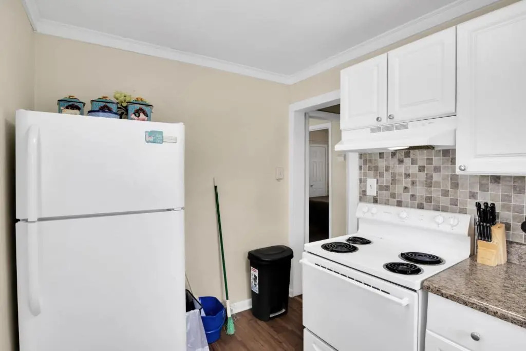 Small 2br East Knox apartment Pet friendly