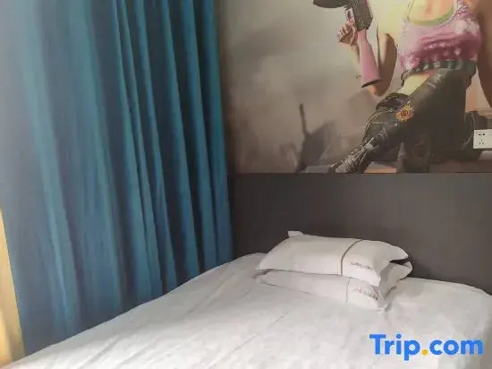Qianye E-sports Homestay (Yichun No. 8 High School)