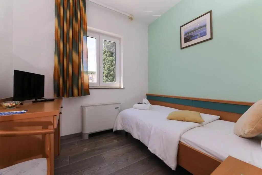 Rooms by the sea Supetar, Brac - 19049