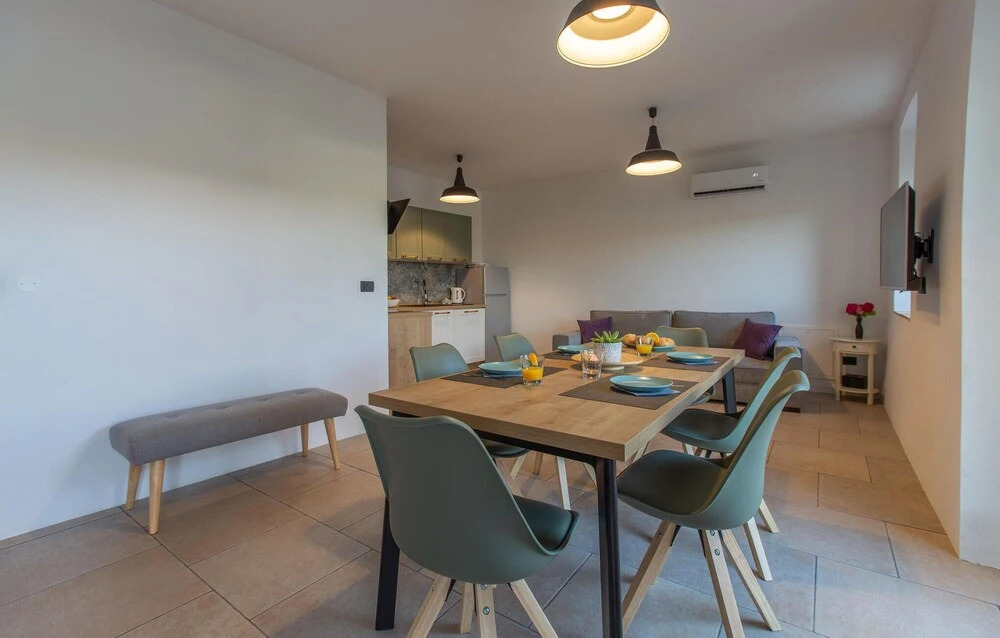 Awesome Home In Skofije