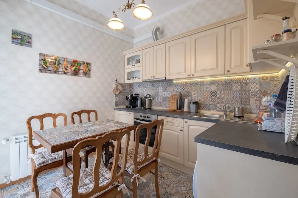 FM Deluxe 2-BDR Apartment - Artilcious