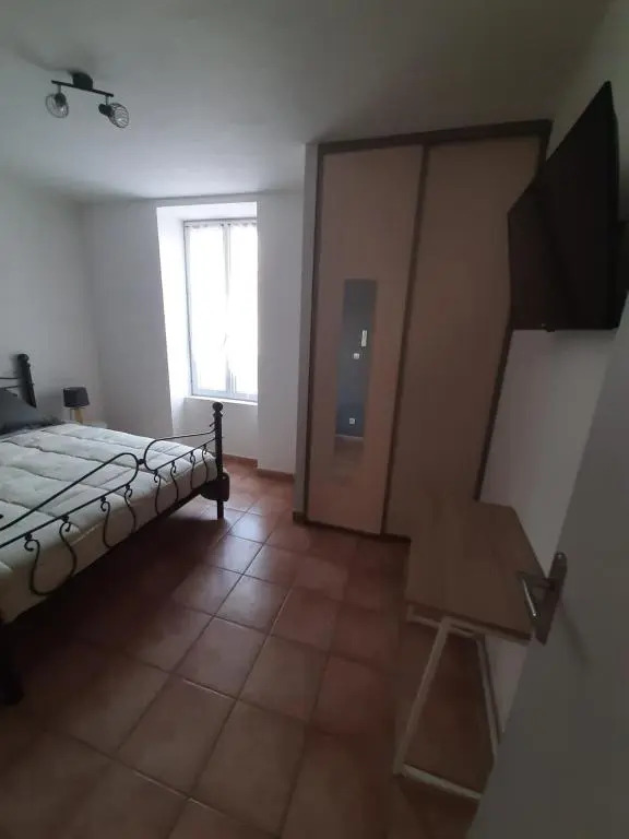 MAISON 100 M2, Terrasse 25 m2, Clim, 3 chbs avec tv, parking