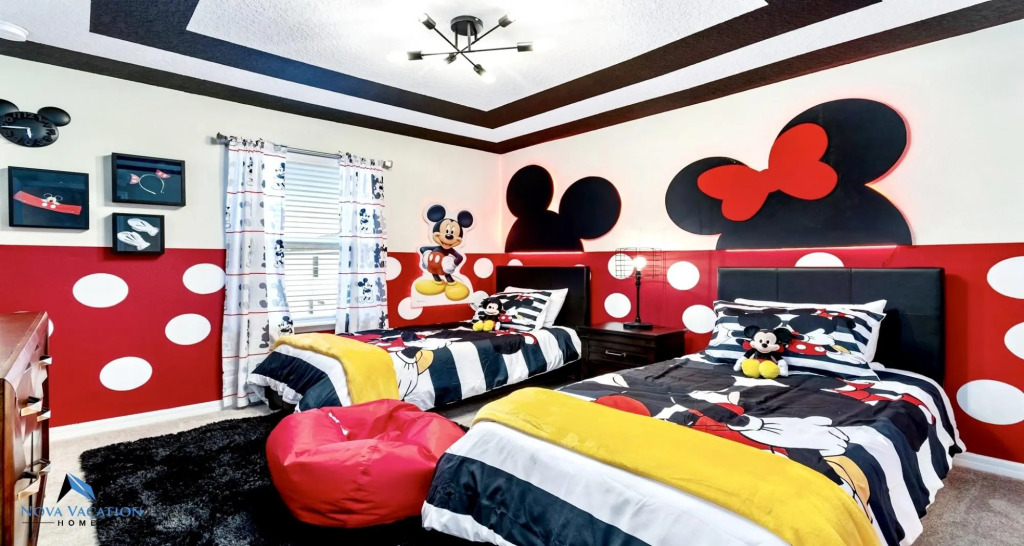 Themed Luxury Windsor Island new 7BR Home w Pool
