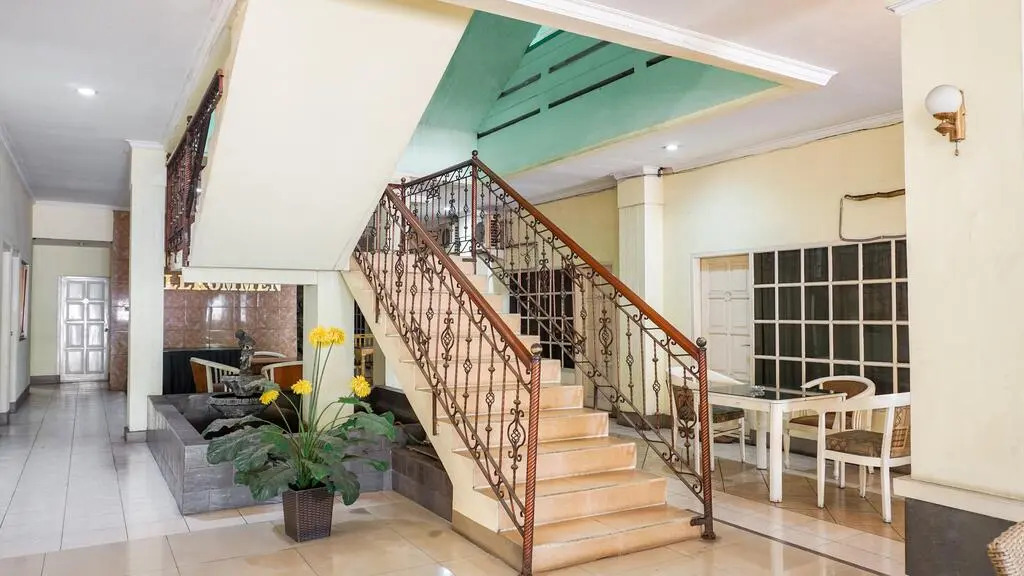 OYO 2085 Chrysanta Hotel