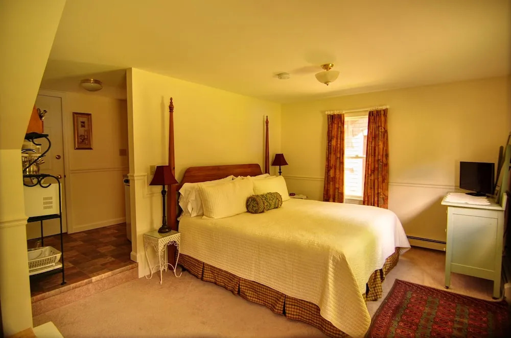 RiverWood Inn