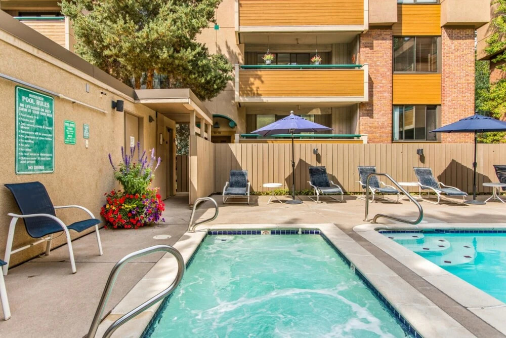 Designer Condo on River - Steps to Aspen Center
