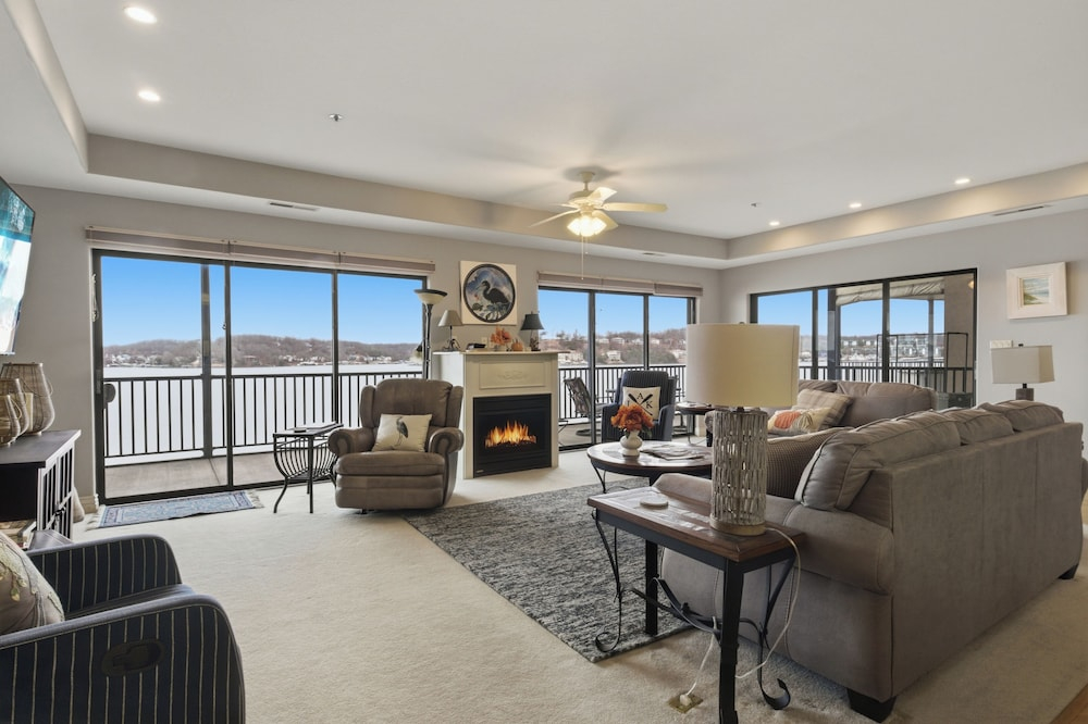 Lakeview Condo at The Falls w/ Wraparound Screened Porch, 2 PWC Slips & Pools at 2 MM