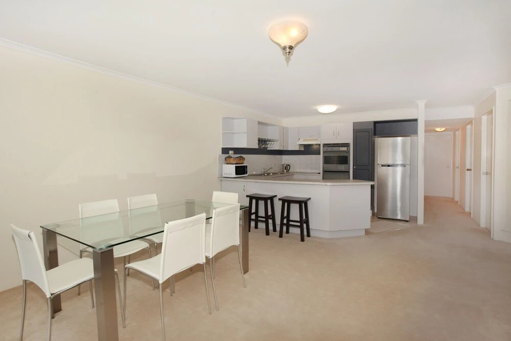 2 bedroom Apt on Parkyn Parade with pool and Air conditioning