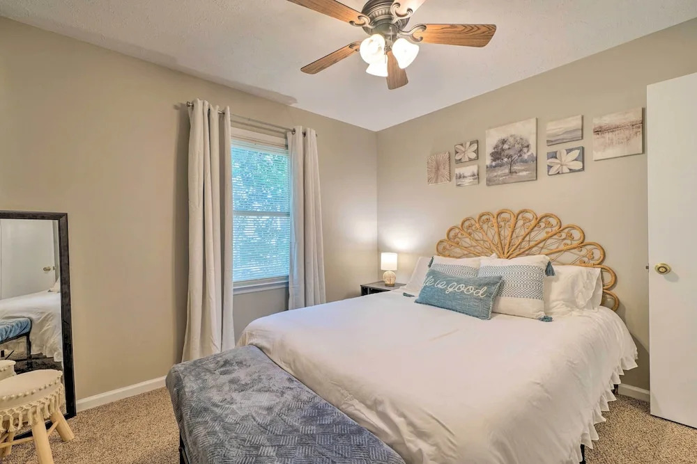 Oak Island Getaway w/ Yard - Walk to Beach!