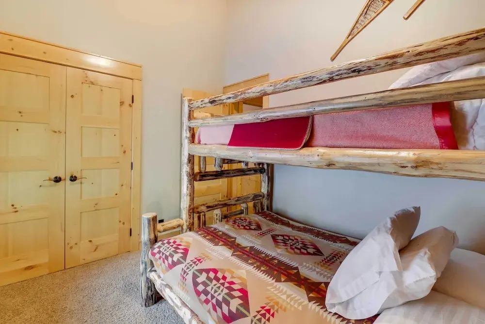 Exquisite Mccall Log Cabin - Walk to Payette Lake!