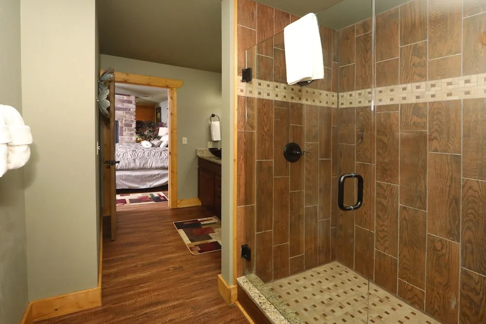 Aqua Paradise - Six Bedroom Chalet