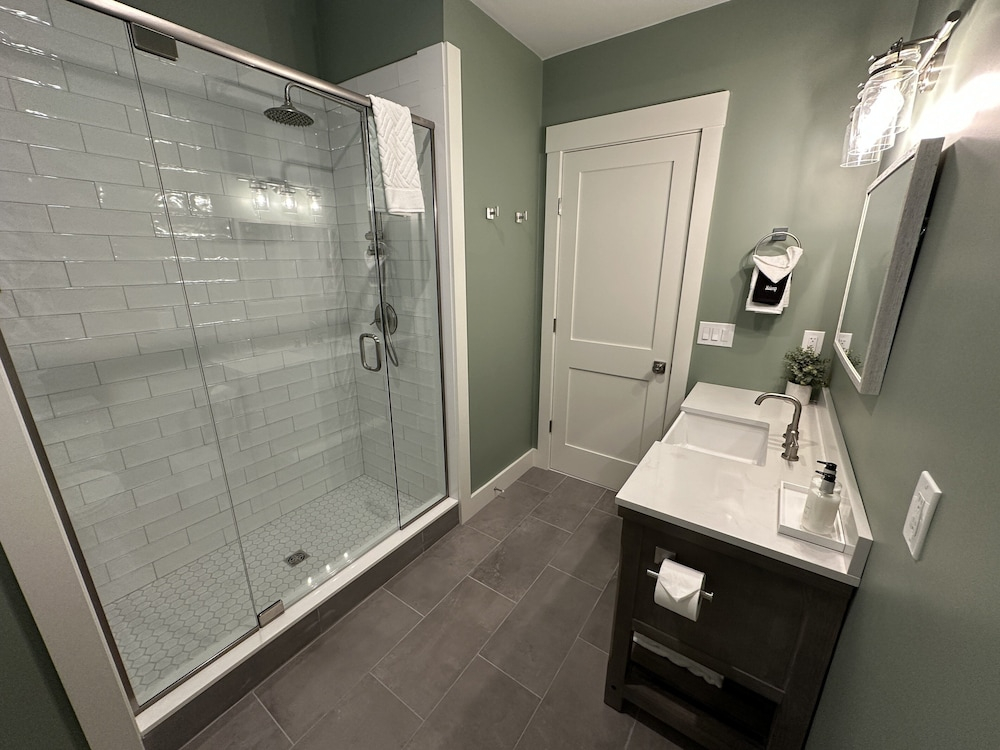 Brand New! 2 Bed W/ Private Deck 2 Bedroom Apts
