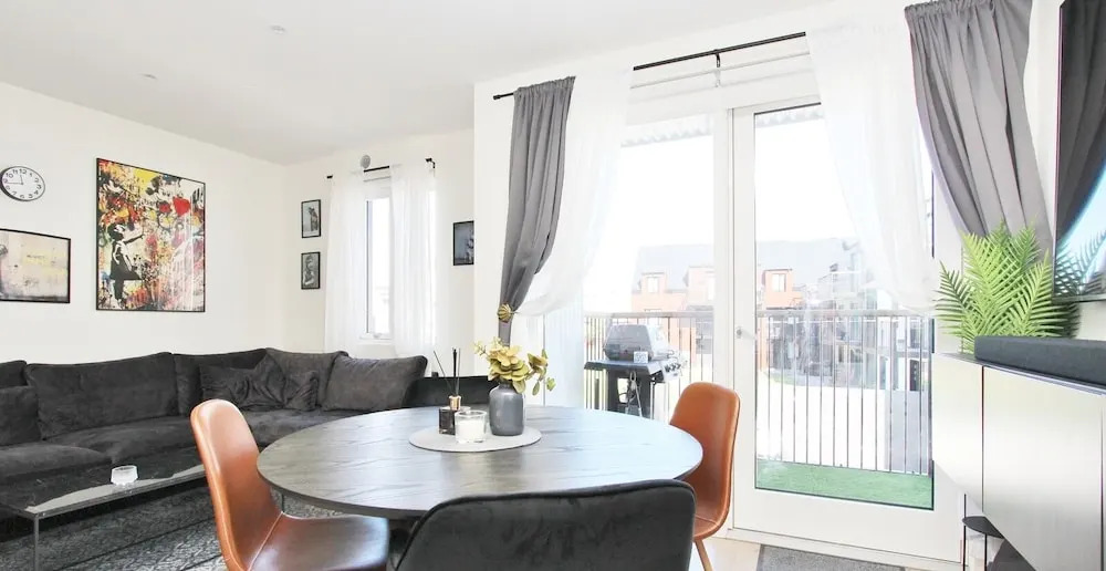 New Downtown Apartment With Free Parking