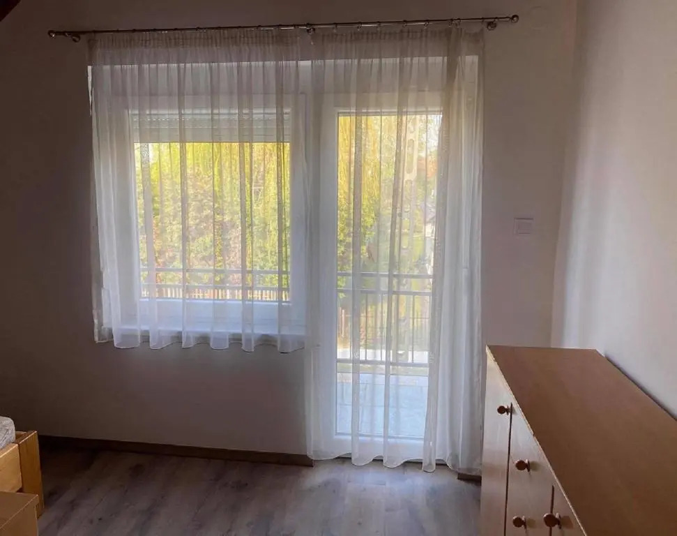 7 férőhelyes ház a tótól 15 m-re saját stéggel és csónakkal Balatonfenyvesen