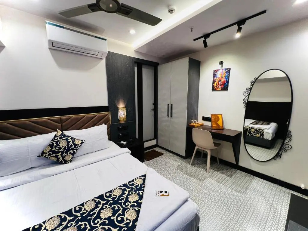 Rich Hotel