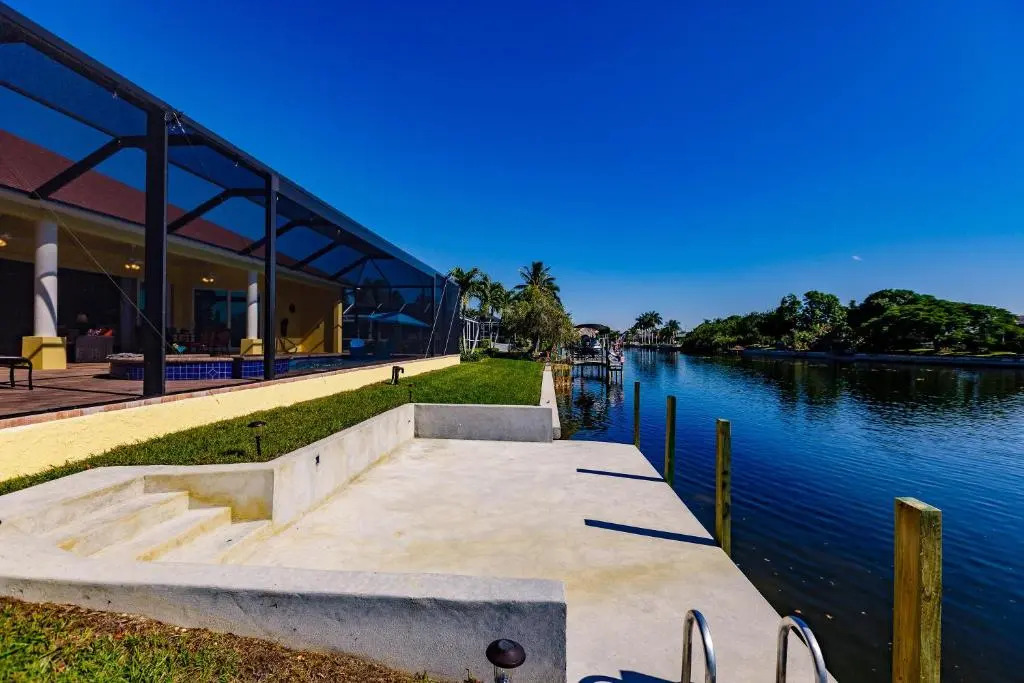 Scenic water view, 2 master suites with direct pool access - Villa Casa Amarilla