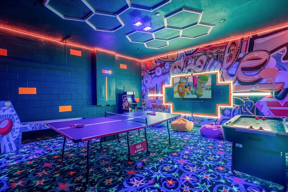 Upstay Mansion w Cinema Games Pool - Sleeps 24