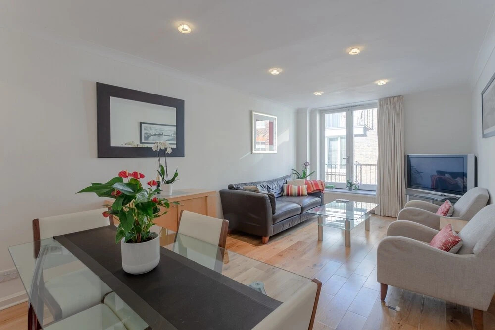 2 Bedroom House in Maida Vale With Balcony