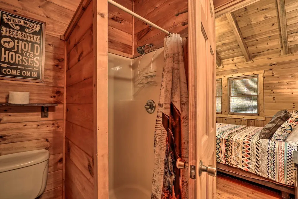 Secluded Cabin w/ Hot Tub, 3 Mi to Pigeon Forge!