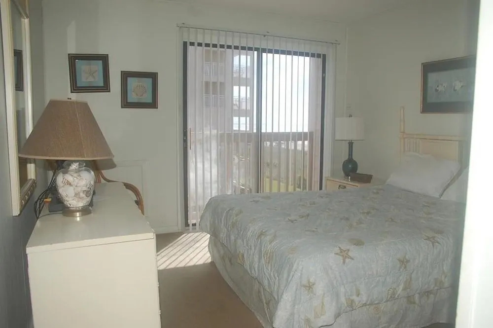 Crescent Beach Villas, Villa 207 - 2 Br Condo