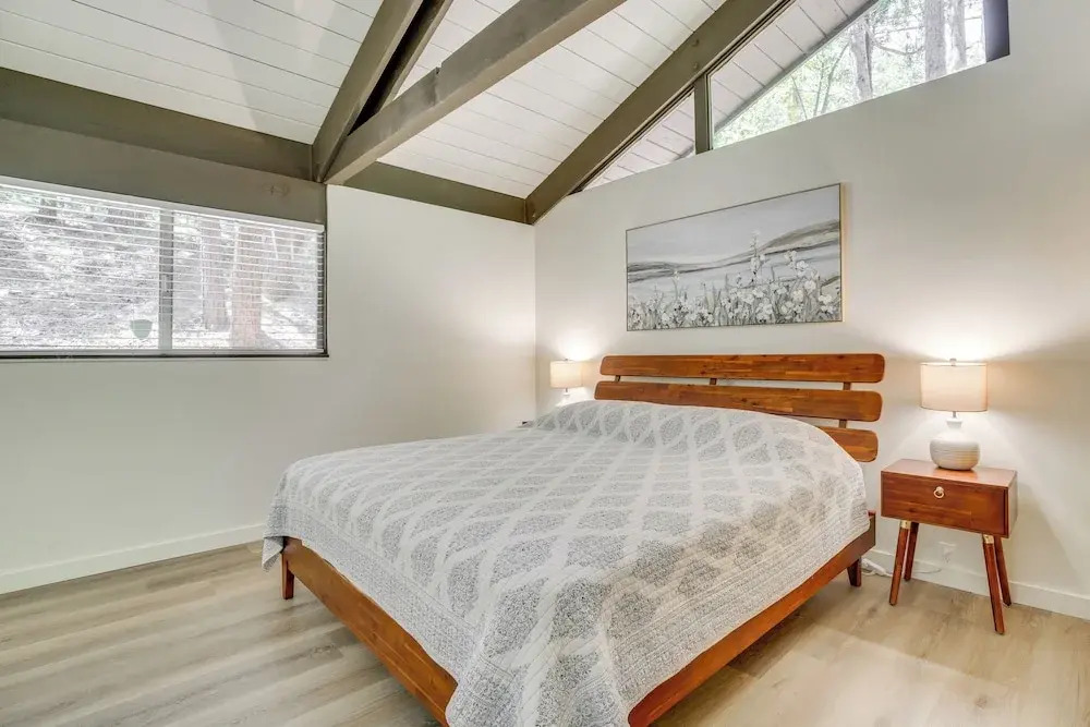 3 Mi to Lake Arrowhead: Cabin w/ Furnished Deck!