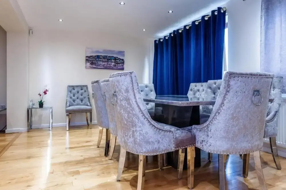 10 Guests - 5 Bedrooms - Free Parking - Lux House