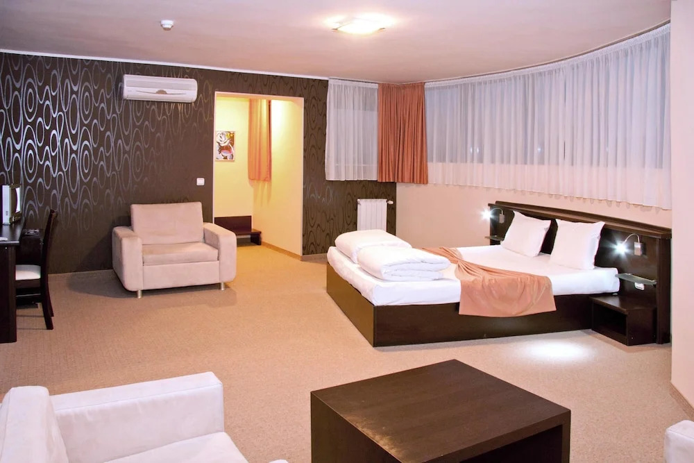 Riverside Family Hotel