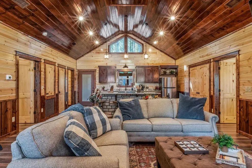 Large Luxury 2BR Cabin w Hot Tub Double Trouble was designed for fun comfort and memories minutes from buzzling Hochatown and beautiful Beaver Bend State Park