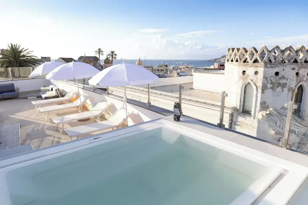 White 1903 - Rooftop Pool & Luxury Rooms