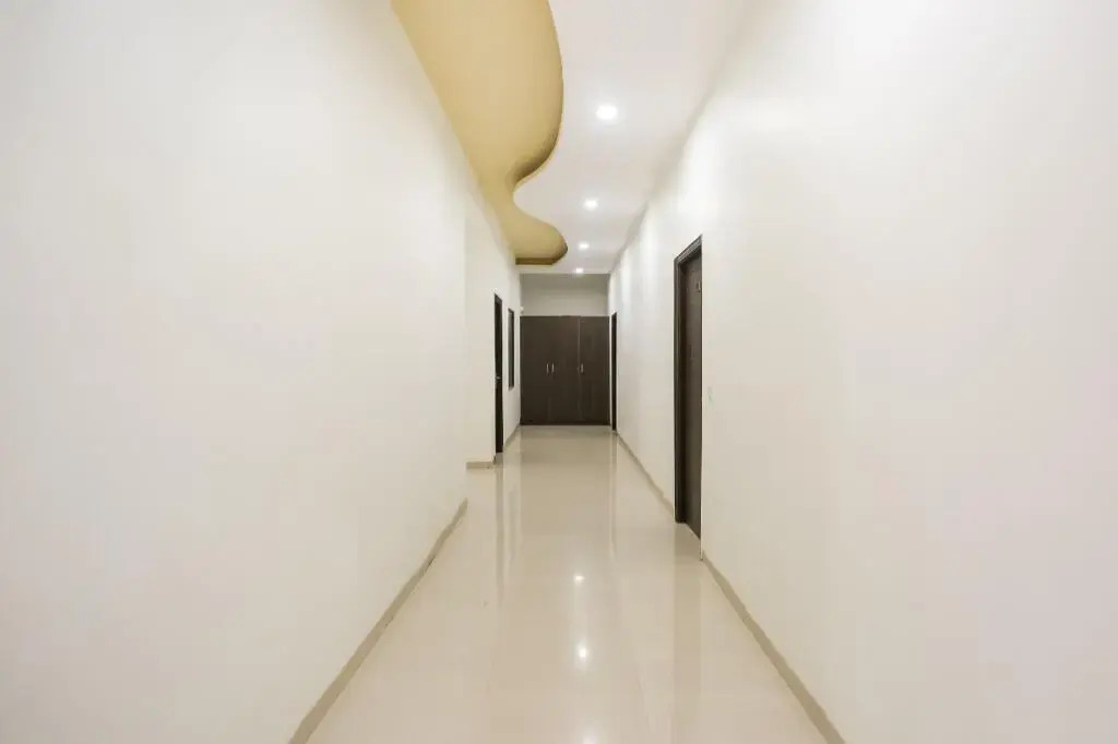 Hotel The Royal by OYO Rooms