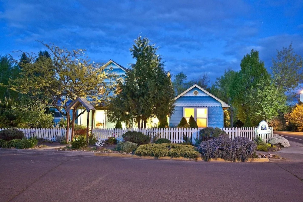 Blue Moon House & Cottage ~ Just 5 Blocks From OSF