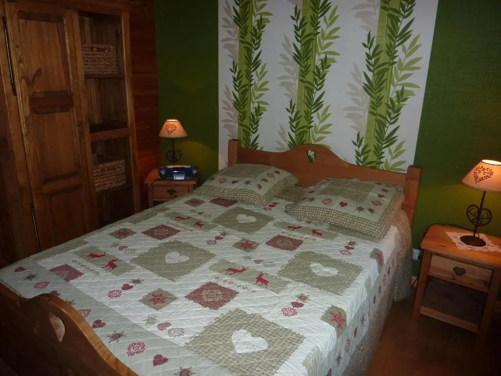 Chalet confortable avec 4 chambres, cheminée, grand terrain, proche pistes et lac - FR-1-589-107