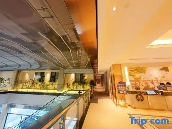 Vienna Hotel (Auto Expo Center Jintong Road Metro Station)