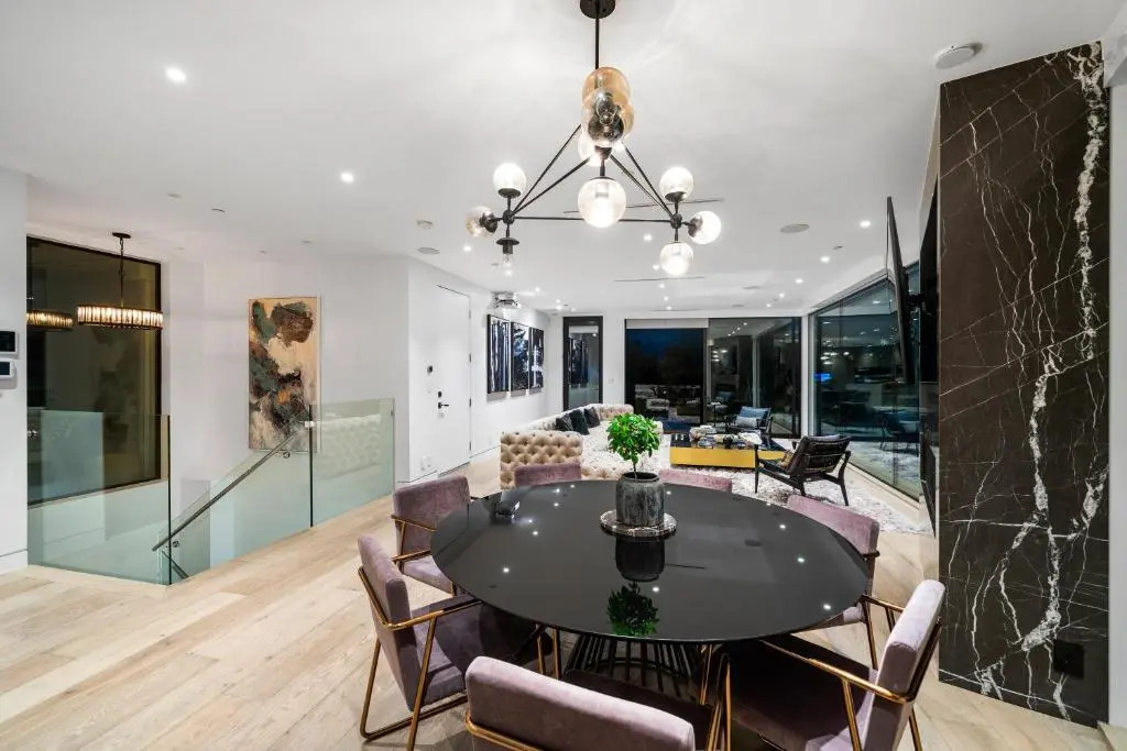 Modern Smart Home With Spectacular Views