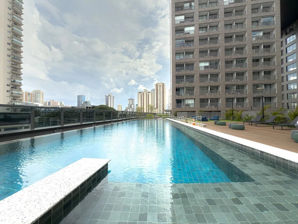 Estúdios com piscina no lounge
