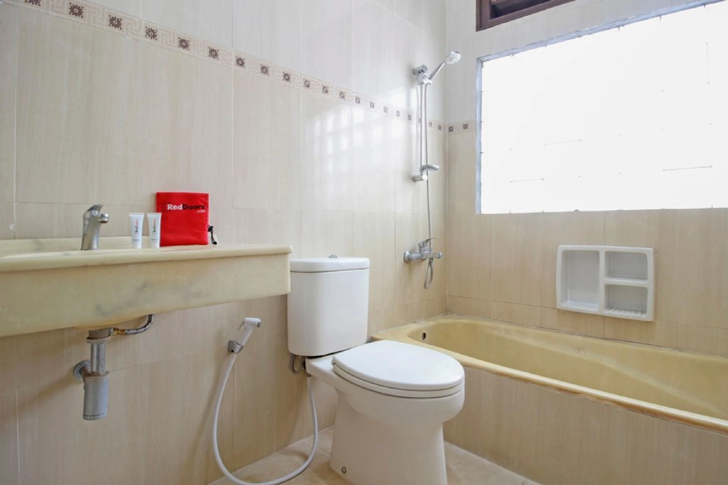 RedDoorz near Hartono Mall 3