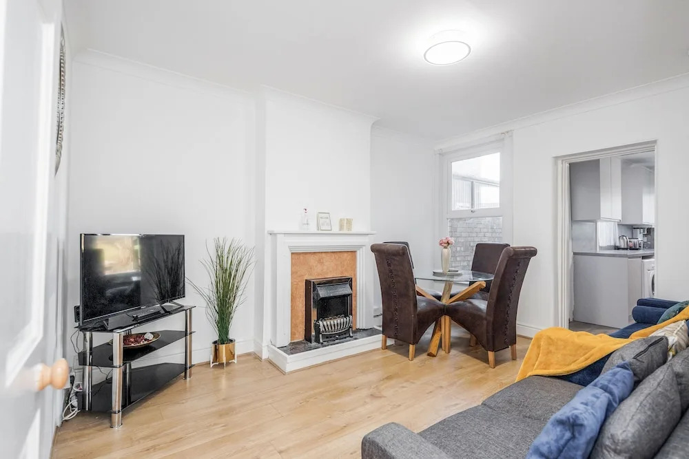 4 Bed House - Sleeps 8 - Garden - Parking - Wifi