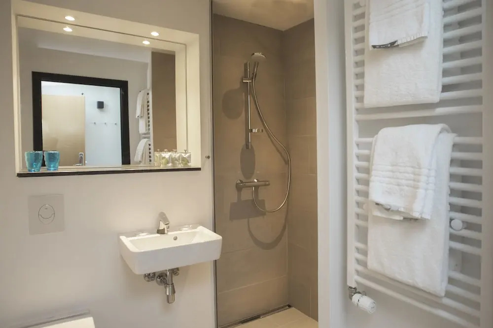 Hotel 6400