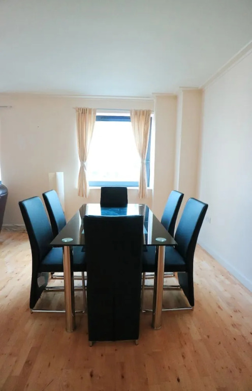 Breathtaking Modern Flat on the Dockside, Sleeps 6