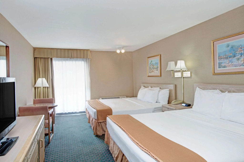 Howard Johnson by Wyndham Torrance