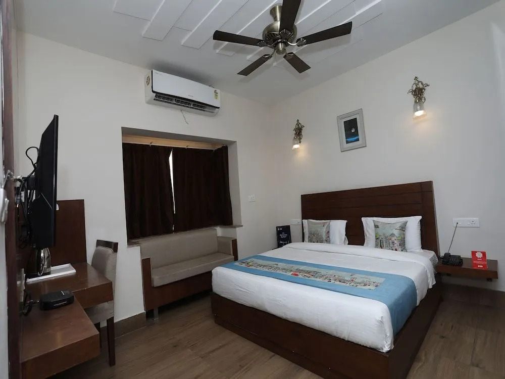 OYO 10380 Hotel The Green Majestic