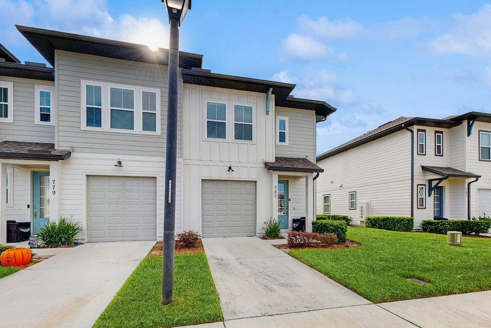 Stylish Vacation Home With Open Layout, Sunny Patio & Near Attractions