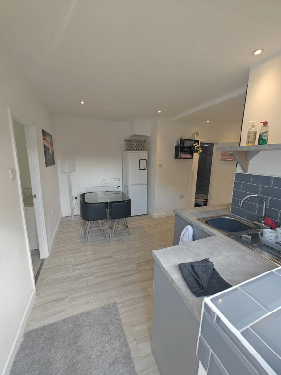 4-bed House in Southampton Ideal For Contractors
