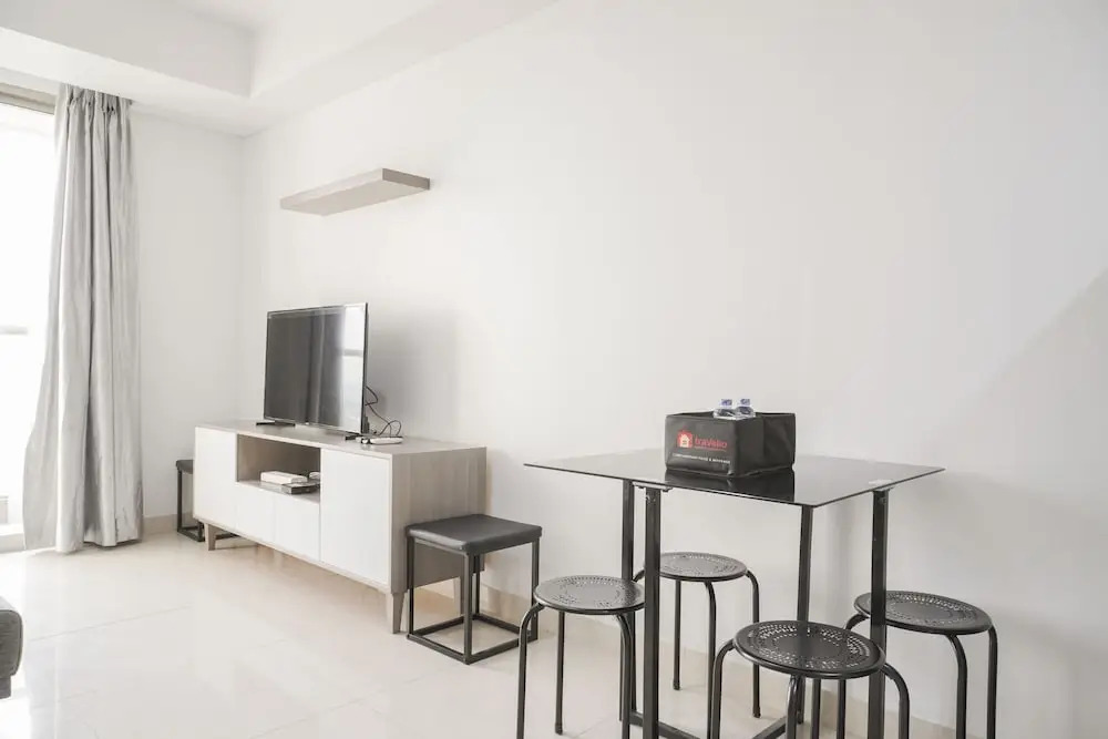 Stunning And Strategic 2Br Gold Coast Apartment Near Pik
