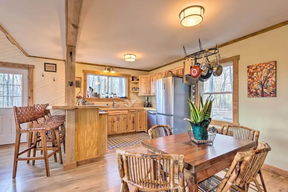 Hendersonville Cabin w/ Hot Tub, Views & Fire Pit!