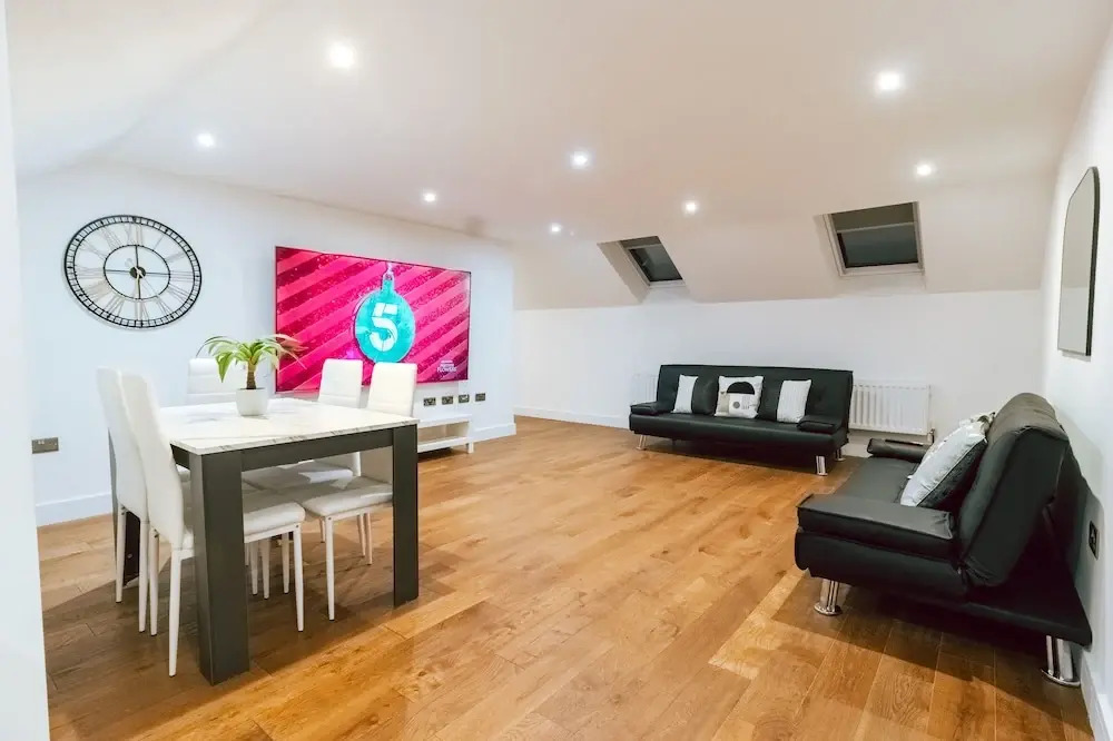 Remarkable, Penthouse - 3-bed Apartment in Purley